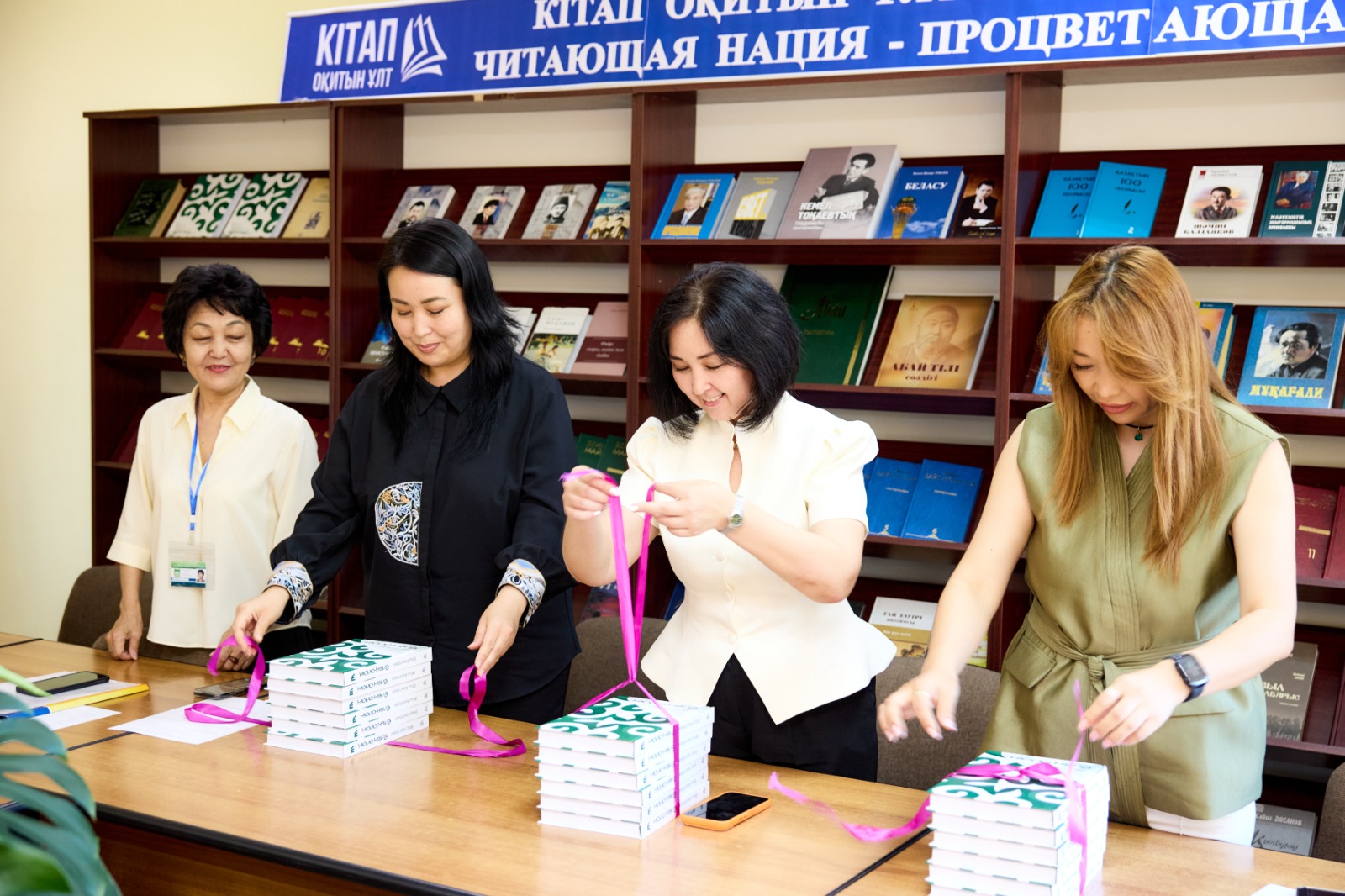 ӘБІШ КЕКІЛБАЕВТЫҢ «ЕЛЕҢ-АЛАҢ» РОМАНЫ KazNARU ҒЫЛЫМИ КІТАПХАНАСЫ ҚОРЫНА ТАБЫСТАЛДЫ